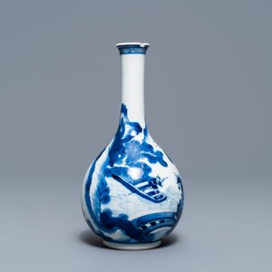 Un vase de forme bouteille en porcelaine de Chine en bleu et blanc, Kangxi — photo 3