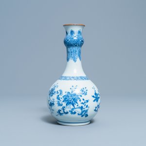 Un vase de forme bouteille en porcelaine de Chine en bleu et blanc, Yongzheng/Qianlong — photo 3