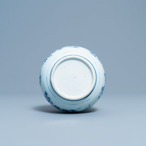 Un vase de forme bouteille en porcelaine de Chine en bleu et blanc, Yongzheng/Qianlong — photo 6