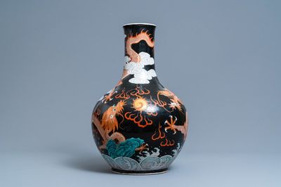 Un vase de forme bouteille en porcelaine de Chine famille noire à décor de dragons, 19ème