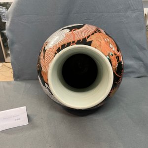 Un vase de forme bouteille en porcelaine de Chine famille noire à décor de dragons, 19ème — photo 12