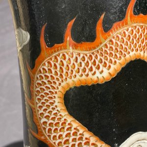 Un vase de forme bouteille en porcelaine de Chine famille noire à décor de dragons, 19ème — photo 15