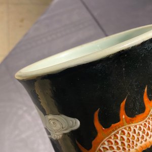 Un vase de forme bouteille en porcelaine de Chine famille noire à décor de dragons, 19ème — photo 17