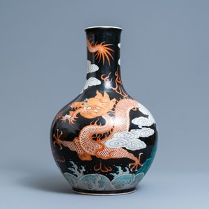Un vase de forme bouteille en porcelaine de Chine famille noire à décor de dragons, 19ème — photo 4