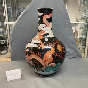 Un vase de forme bouteille en porcelaine de Chine famille noire à décor de dragons, 19ème — photo 7