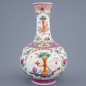 Un vase de forme bouteille en porcelaine de Chine famille rose, 19/20èm — photo 1