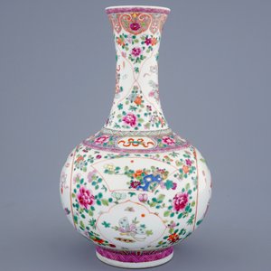 Un vase de forme bouteille en porcelaine de Chine famille rose, 19/20èm — photo 4