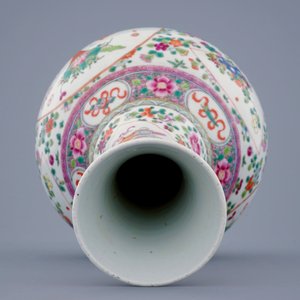 Un vase de forme bouteille en porcelaine de Chine famille rose, 19/20èm — photo 5