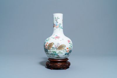 Un vase de forme bouteille en porcelaine de Chine famille rose à décor de cailles, marque de Qianlong, 19ème