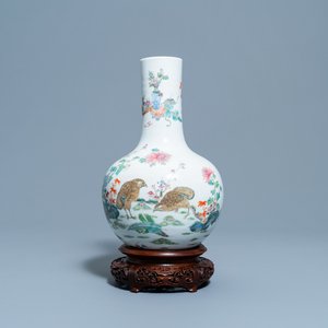 Un vase de forme bouteille en porcelaine de Chine famille rose à décor de cailles, marque de Qianlong, 19ème — photo 1