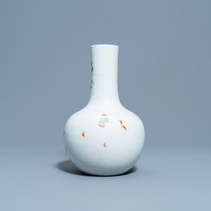 Un vase de forme bouteille en porcelaine de Chine famille rose à décor de cailles, marque de Qianlong, 19ème — photo 4