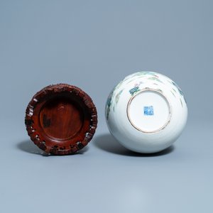 Un vase de forme bouteille en porcelaine de Chine famille rose à décor de cailles, marque de Qianlong, 19ème — photo 7