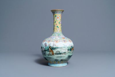 Un vase de forme bouteille en porcelaine de Chine famille rose à décor de chiens, marque de Qianlong
