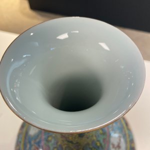 Un vase de forme bouteille en porcelaine de Chine famille rose à décor de chiens, marque de Qianlong — photo 12