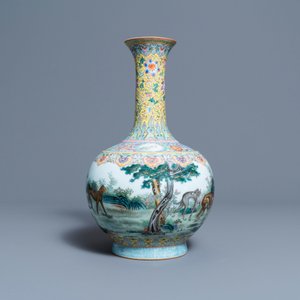 Un vase de forme bouteille en porcelaine de Chine famille rose à décor de chiens, marque de Qianlong — photo 2