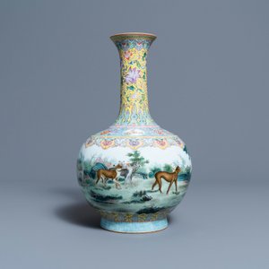 Un vase de forme bouteille en porcelaine de Chine famille rose à décor de chiens, marque de Qianlong — photo 4