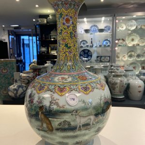 Un vase de forme bouteille en porcelaine de Chine famille rose à décor de chiens, marque de Qianlong — photo 8