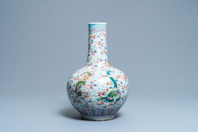 Un vase de forme bouteille en porcelaine de Chine famille rose à décor de dragons, 19ème