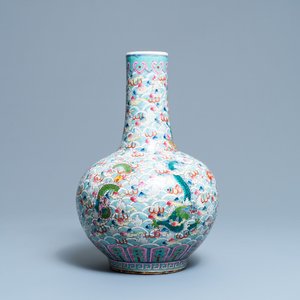 Un vase de forme bouteille en porcelaine de Chine famille rose à décor de dragons, 19ème — photo 1