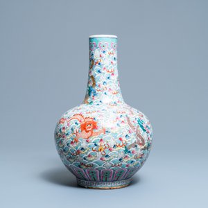 Un vase de forme bouteille en porcelaine de Chine famille rose à décor de dragons, 19ème — photo 2