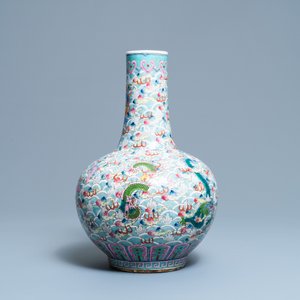 Un vase de forme bouteille en porcelaine de Chine famille rose à décor de dragons, 19ème — photo 5