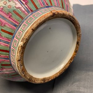Un vase de forme bouteille en porcelaine de Chine famille rose à décor de dragons, 19ème — photo 10