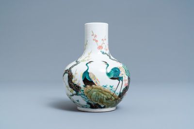 Un vase de forme bouteille en porcelaine de Chine famille rose à décor de paons, marque de Qianlong, 19ème