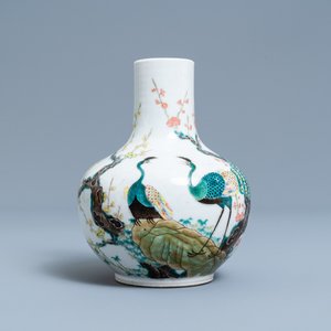Un vase de forme bouteille en porcelaine de Chine famille rose à décor de paons, marque de Qianlong, 19ème — photo 1