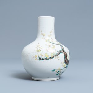 Un vase de forme bouteille en porcelaine de Chine famille rose à décor de paons, marque de Qianlong, 19ème — photo 2