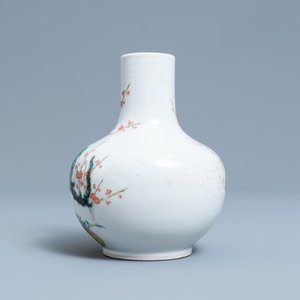 Un vase de forme bouteille en porcelaine de Chine famille rose à décor de paons, marque de Qianlong, 19ème — photo 3