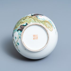 Un vase de forme bouteille en porcelaine de Chine famille rose à décor de paons, marque de Qianlong, 19ème — photo 6