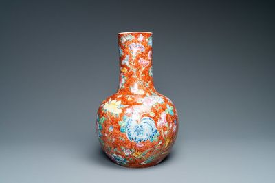 Un vase de forme bouteille en porcelaine de Chine famille rose à décor millefleurs, marque de Qianlong, République