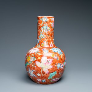 Un vase de forme bouteille en porcelaine de Chine famille rose à décor millefleurs, marque de Qianlong, République — photo 3