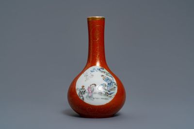 Un vase de forme bouteille en porcelaine de Chine famille rose à fond corail, marque de Qianlong, 19/20ème