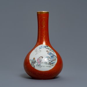 Un vase de forme bouteille en porcelaine de Chine famille rose à fond corail, marque de Qianlong, 19/20ème — photo 1