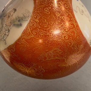 Un vase de forme bouteille en porcelaine de Chine famille rose à fond corail, marque de Qianlong, 19/20ème — photo 15