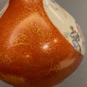 Un vase de forme bouteille en porcelaine de Chine famille rose à fond corail, marque de Qianlong, 19/20ème — photo 16