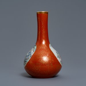 Un vase de forme bouteille en porcelaine de Chine famille rose à fond corail, marque de Qianlong, 19/20ème — photo 2