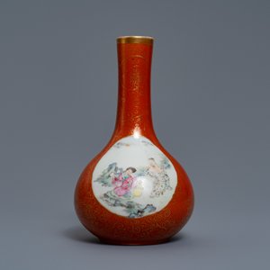 Un vase de forme bouteille en porcelaine de Chine famille rose à fond corail, marque de Qianlong, 19/20ème — photo 3