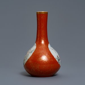 Un vase de forme bouteille en porcelaine de Chine famille rose à fond corail, marque de Qianlong, 19/20ème — photo 4
