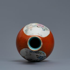 Un vase de forme bouteille en porcelaine de Chine famille rose à fond corail, marque de Qianlong, 19/20ème — photo 5