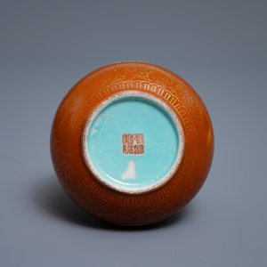 Un vase de forme bouteille en porcelaine de Chine famille rose à fond corail, marque de Qianlong, 19/20ème — photo 6