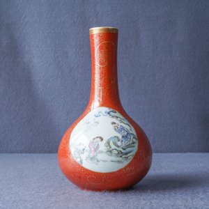 Un vase de forme bouteille en porcelaine de Chine famille rose à fond corail, marque de Qianlong, 19/20ème — photo 9