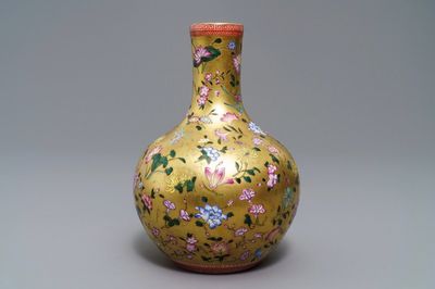 Un vase de forme bouteille en porcelaine de Chine famille rose à fond doré, marque de Qianlong, 19/20ème