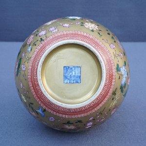 Un vase de forme bouteille en porcelaine de Chine famille rose à fond doré, marque de Qianlong, 19/20ème — photo 12