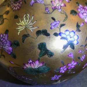 Un vase de forme bouteille en porcelaine de Chine famille rose à fond doré, marque de Qianlong, 19/20ème — photo 8