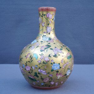 Un vase de forme bouteille en porcelaine de Chine famille rose à fond doré, marque de Qianlong, 19/20ème — photo 10