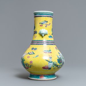 Un vase de forme bouteille en porcelaine de Chine famille rose à fond jaune, Yongzheng — photo 2