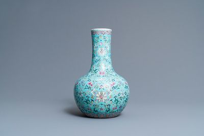 Un vase de forme bouteille en porcelaine de Chine famille rose à fond turquoise, marque de Qianlong, 19ème