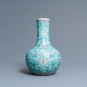 Un vase de forme bouteille en porcelaine de Chine famille rose à fond turquoise, marque de Qianlong, 19ème — photo 1